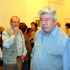 MINDENKI- MÁST FIGYEL