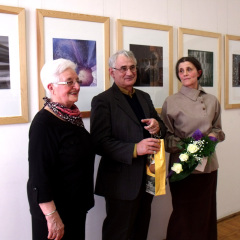 NÁDOR RUDOLFNÉ A MEGAJÁNDÉKOZOTTAKKAL