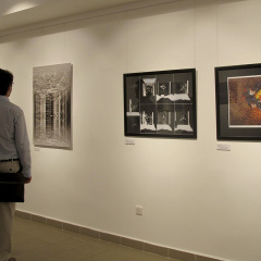 EGYÜTT NÉZELŐDNEK