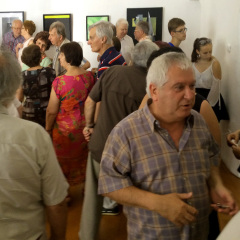 ÉRDEKLŐDŐ NYÜZSGÉS