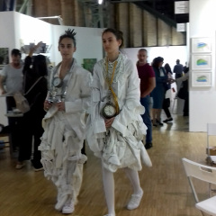 SÉTÁLÓ DIVATBEMUTATÓ