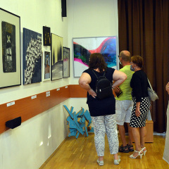 BARAKONYI-KLÁRA SZEMLÉLŐDIK