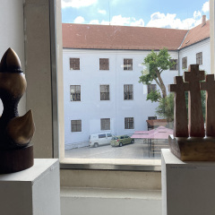 HÁTTÉR A VÁRUDVAR