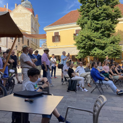 A JÓKAI TÉR KÖZÖNSÉGE