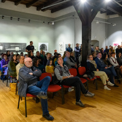 A-MEGNYITÓ-KÖZÖNSÉGE