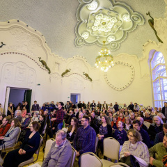 A-MEGNYITÓ-KÖZÖNSÉGE