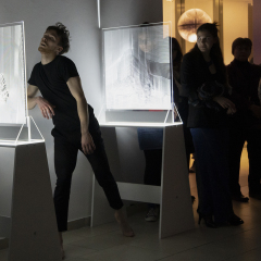 FÉRFI TÁNCOS  A MUNKÁIM KÖZÖTT